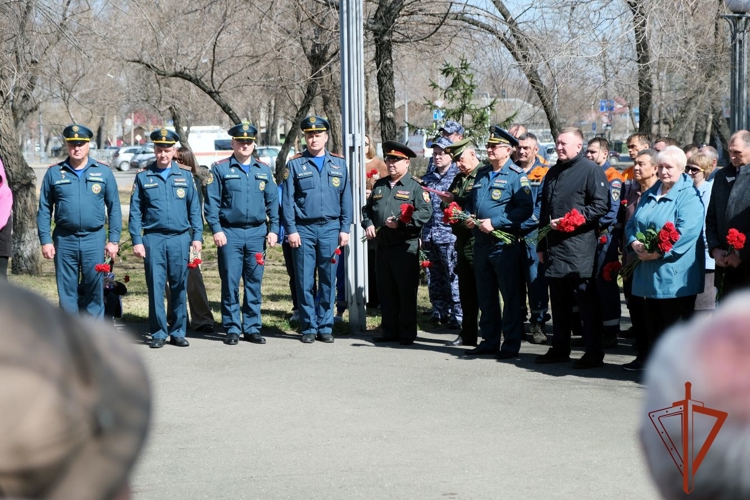 В Абакане росгвардейцы почтили память героев-ликвидаторов аварии на Чернобыльской АЭС 