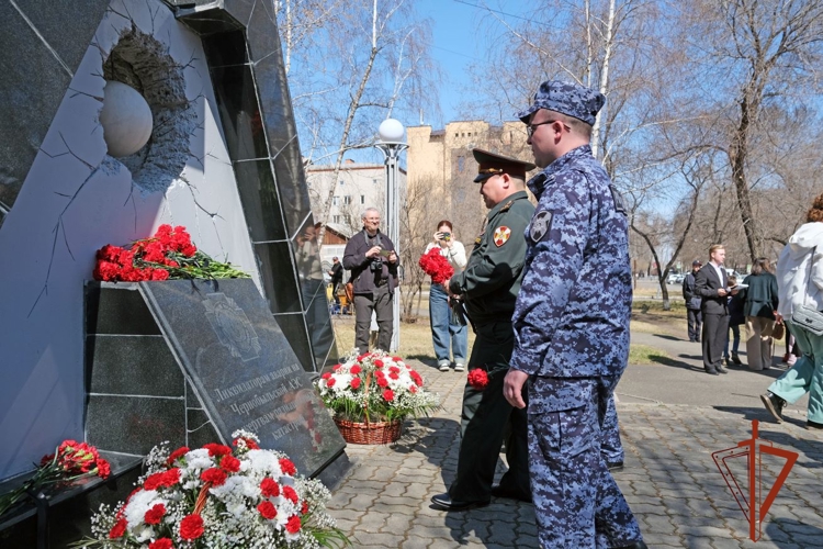 В Абакане росгвардейцы почтили память героев-ликвидаторов аварии на Чернобыльской АЭС 