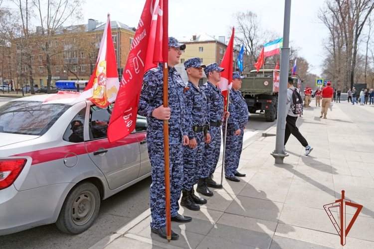 Росгвардейцы из Хакасии приняли участие в открытии республиканского автопробега ко Дню Победы 