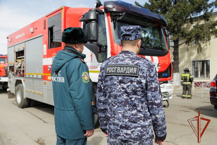 Сотрудники Росгвардии совместно с пожарными МЧС отработали тактику действий при возможном возгорании в подразделении 