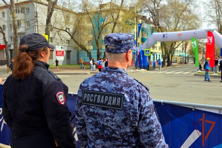 Росгвардейцы приняли участие в обеспечении безопасности первомайских праздничных мероприятий в Хакасии