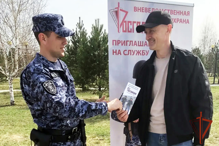 Росгвардейцы приняли участие в обеспечении безопасности первомайских праздничных мероприятий в Хакасии