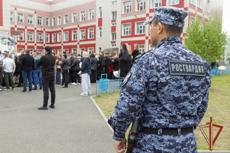 При участии Росгвардии в городах Хакасии обеспечена безопасность проведения последних школьных звонков 
