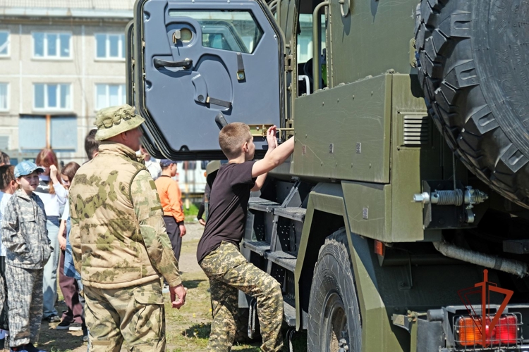 Школьники побывали в гостях у сотрудников ОМОН Росгвардии по Хакасии 