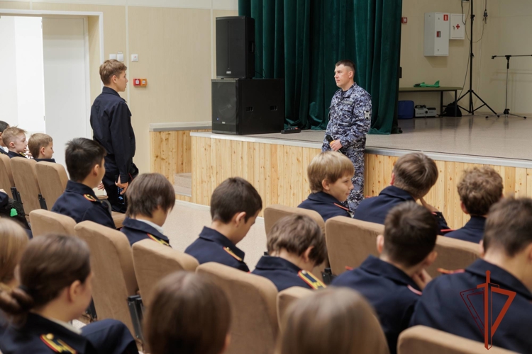 В преддверии каникул офицер Росгвардии напомнил абаканским школьникам правила пожарной безопасности ⠀
