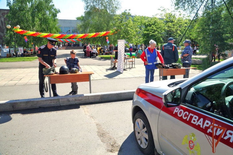 В Международный день защиты детей росгвардейцы познакомили юных абаканцев со своей профессией