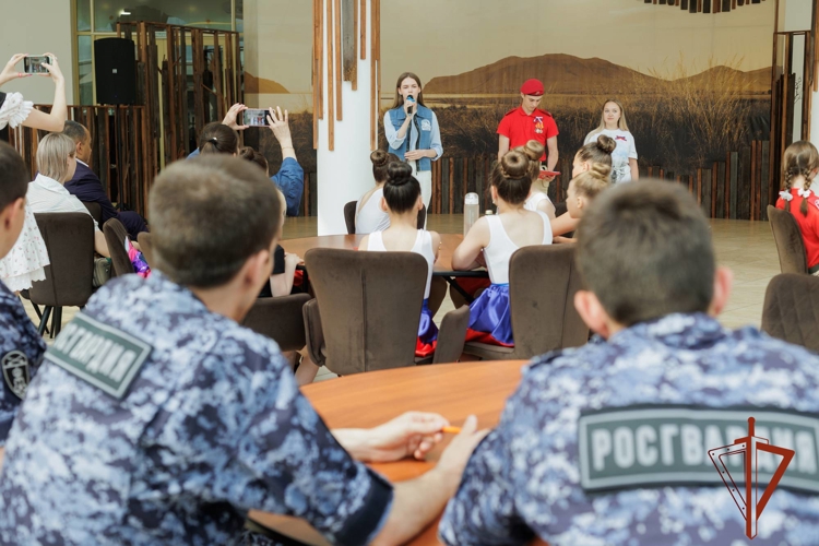 В преддверии Дня России росгвардейцы поддержали патриотическую акцию в Абакане 