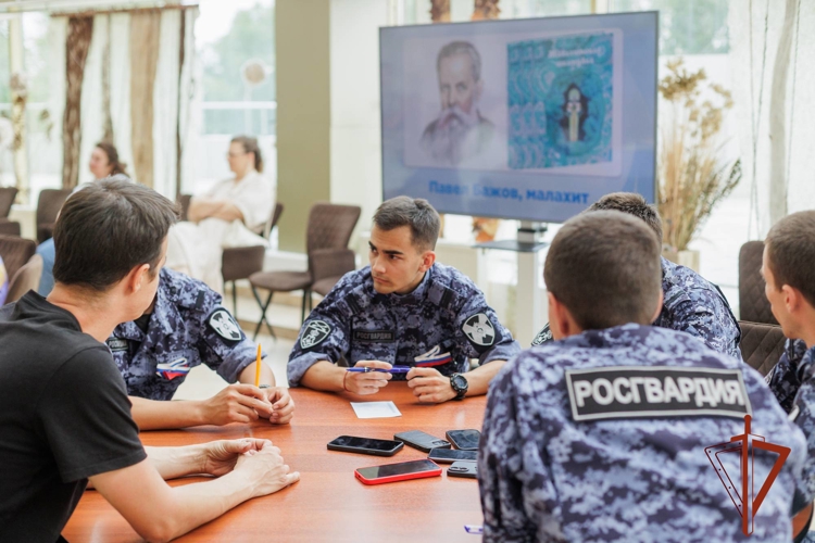 В преддверии Дня России росгвардейцы поддержали патриотическую акцию в Абакане 