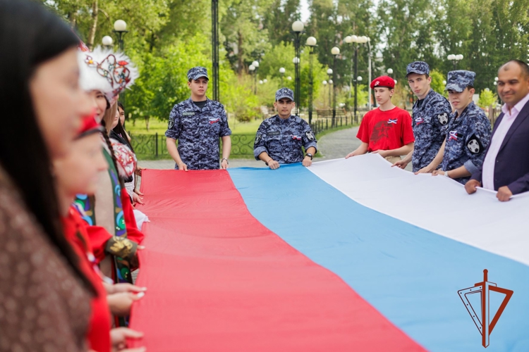 Ко Дню России росгвардейцы поддержали в Абакане патриотическую акцию «Российский триколор» 