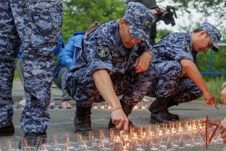 В Хакасии росгвардейцы зажгли свечи в память о павших героях Великой Отечественной войны