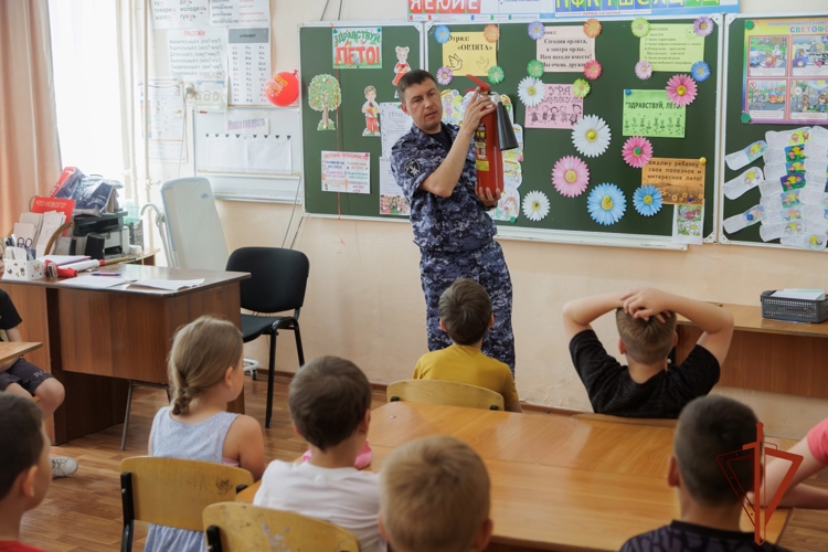 Офицер Росгвардии рассказал школьникам Абакана о пожарной безопасности летом