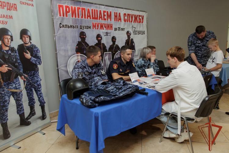 Сотрудники Росгвардии приняли участие во Всероссийской ярмарке трудоустройства в Хакасии