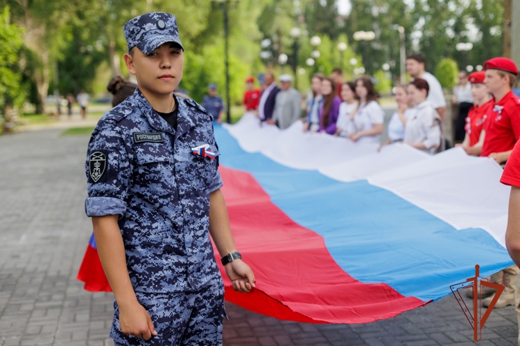 Ко Дню России росгвардейцы поддержали в Абакане патриотическую акцию «Российский триколор» 