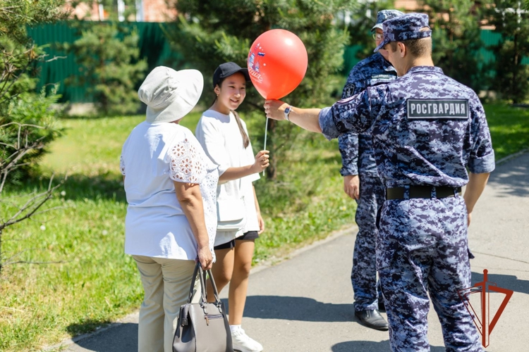 Ко Дню России росгвардейцы поддержали в Абакане патриотическую акцию «Российский триколор» 