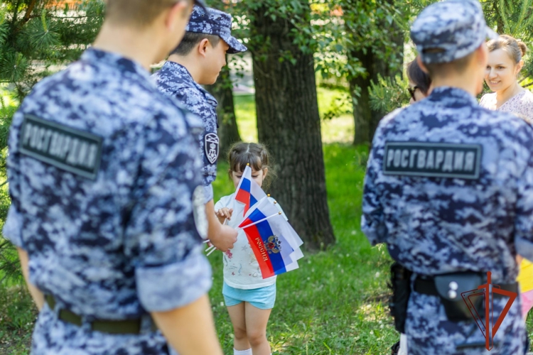 Ко Дню России росгвардейцы поддержали в Абакане патриотическую акцию «Российский триколор» 