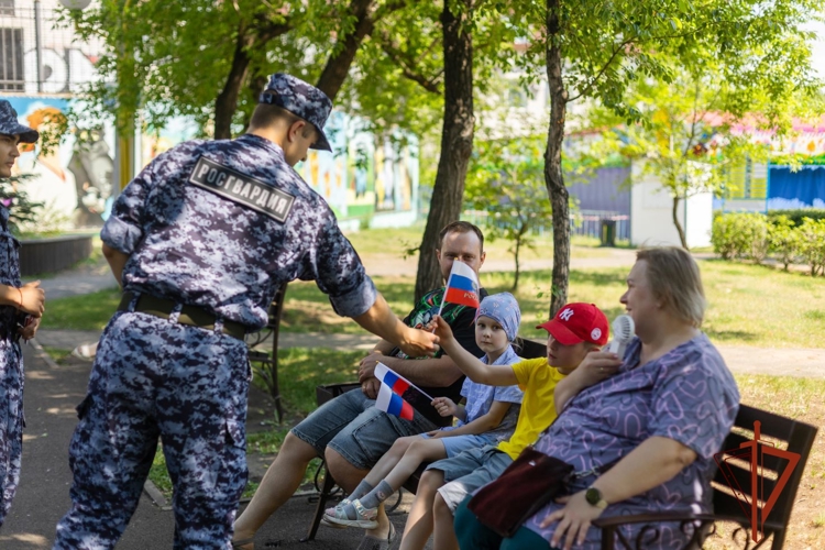 Ко Дню России росгвардейцы поддержали в Абакане патриотическую акцию «Российский триколор» 