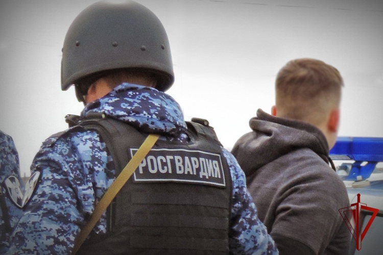 В Абакане росгвардейцы задержали подозреваемых в краже денег с банковской карты