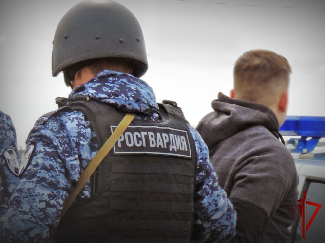 В Абакане росгвардейцы задержали подозреваемых в краже денег с банковской карты
