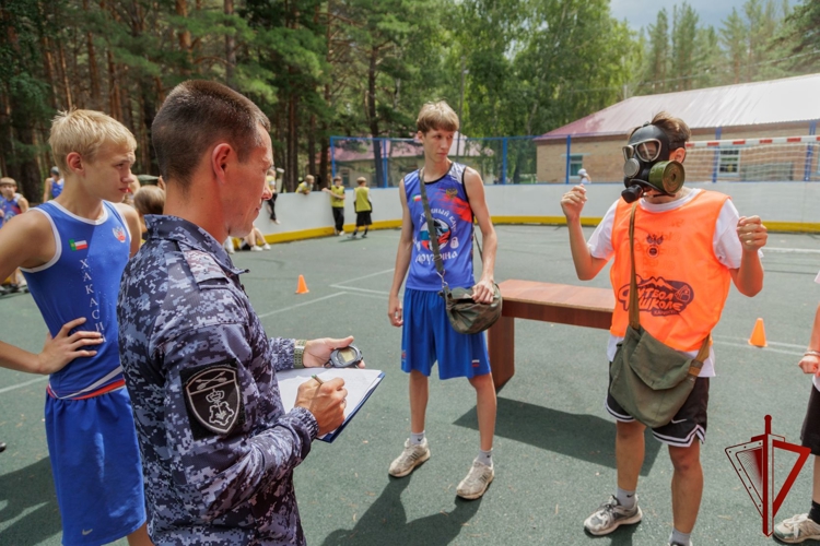 В ходе акции «Каникулы с Росгвардией» подростки знакомятся с буднями росгвардейцев из Хакасии
