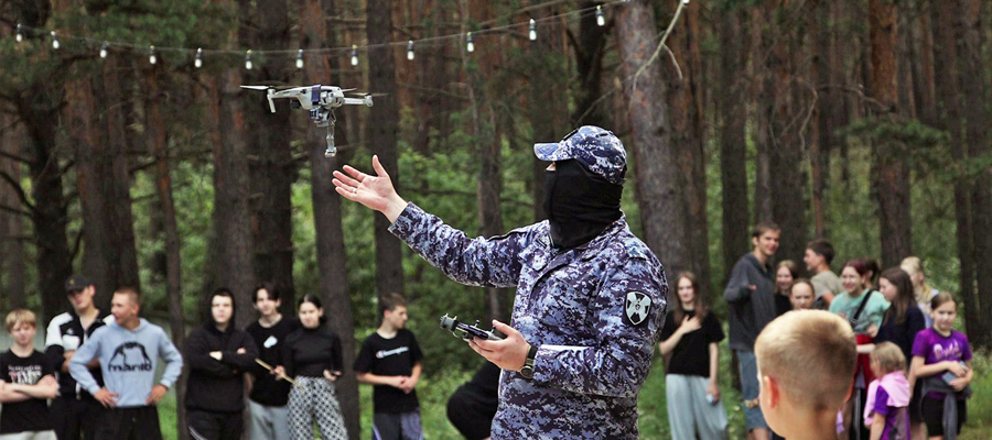 В ходе акции «Каникулы с Росгвардией» подростки знакомятся с буднями росгвардейцев из Хакасии