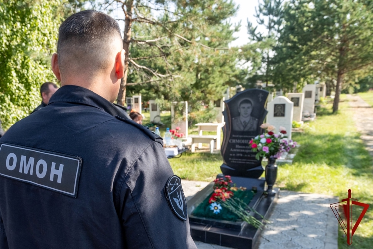 В Хакасии сотрудники ОМОН почтили память погибших 25 лет назад героев-сослуживцев