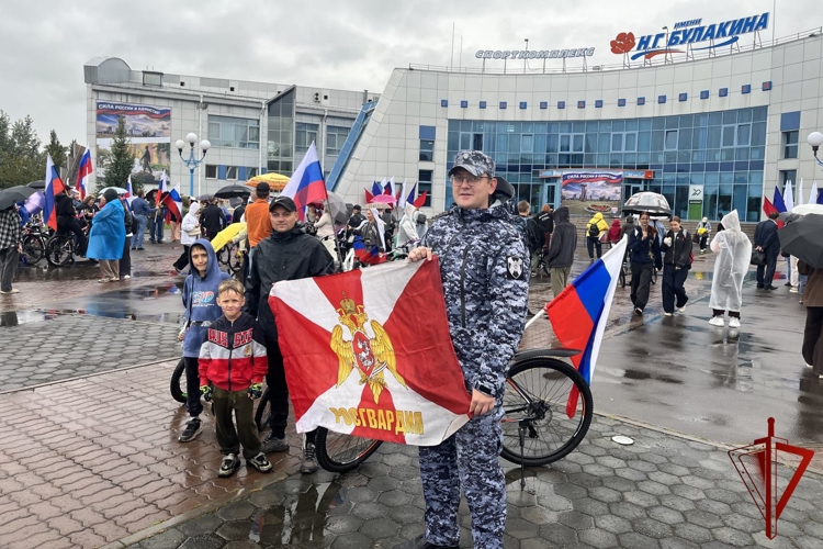 Росгвардейцы поддержали в Абакане праздничную акцию ко Дню Государственного флага России