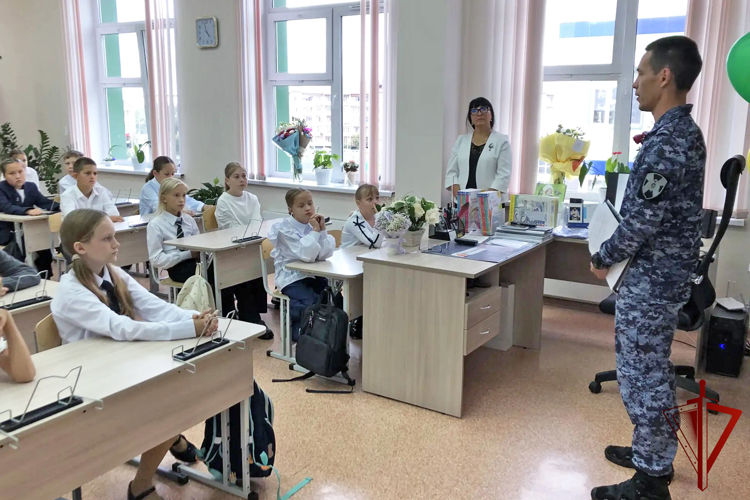 В День солидарности в борьбе с терроризмом офицер Росгвардии провел с абаканскими школьниками тематическую встречу 