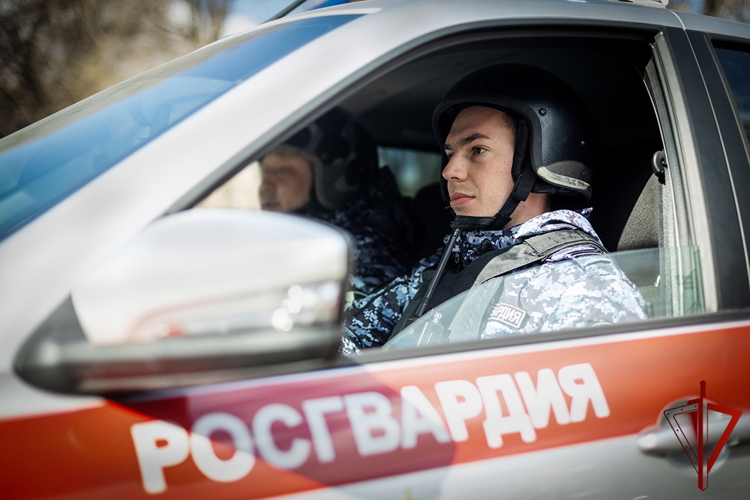 В Абакане росгвардейцы задержали подозреваемого в серии краж мужчину