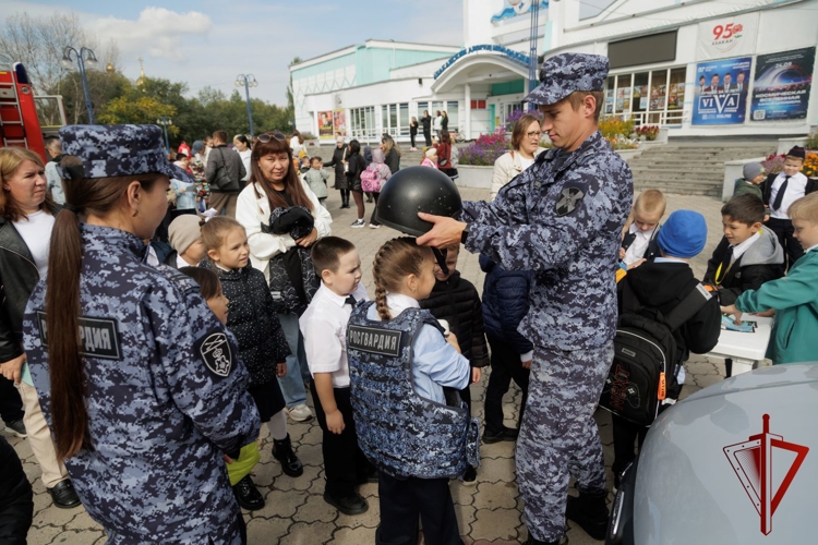 Абаканские школьники познакомились со службой росгвардейцев на городской акции «Азбука безопасности»
