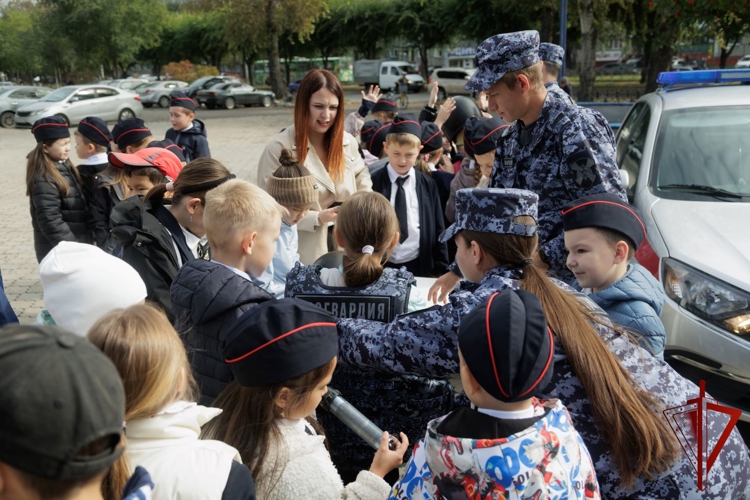 Абаканские школьники познакомились со службой росгвардейцев на городской акции «Азбука безопасности»