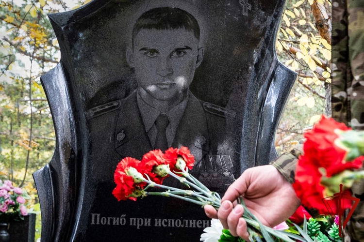 В Хакасии офицеры СОБР Росгвардии почтили память героев-сослуживцев
