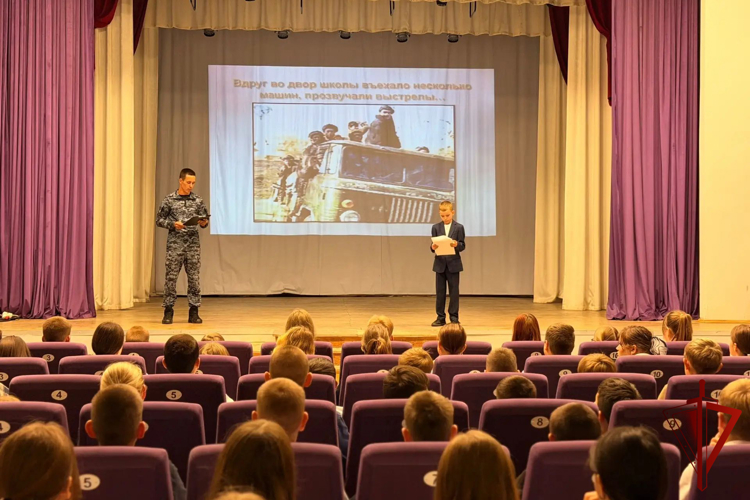 В День солидарности в борьбе с терроризмом офицер Росгвардии провел с абаканскими школьниками тематическую встречу 