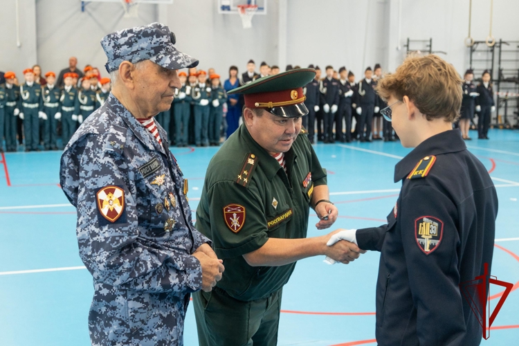 Росгвардейцы поздравили учащихся подшефных кадетских классов в Абакане с Днем знаний