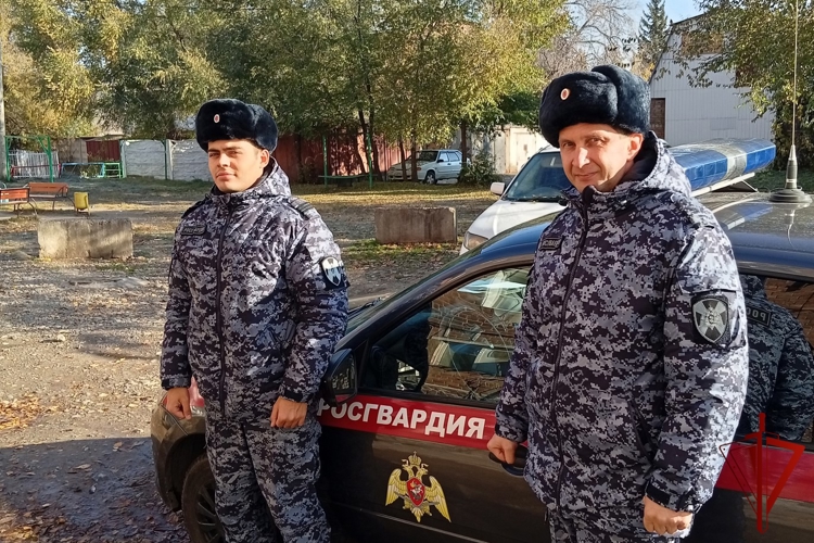 В Абакане росгвардейцы за 15 минут разыскали потерявшегося ребенка  