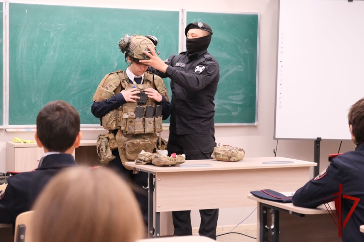 Офицеры войск правопорядка познакомили со своей службой школьников в Абакане