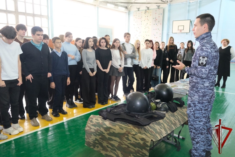 Офицеры войск правопорядка познакомили со своей службой школьников в Абакане 