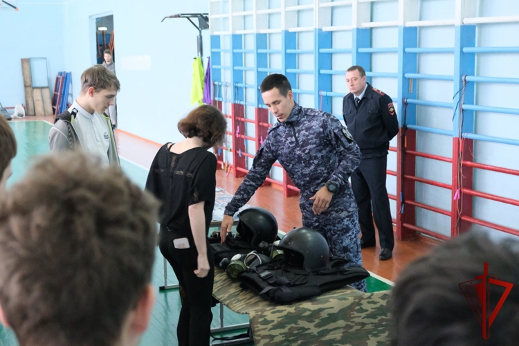 Офицеры войск правопорядка познакомили со своей службой школьников в Абакане 