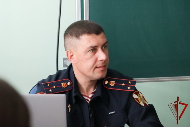 В Абакане офицер Росгвардии провел урок пожарной безопасности для кадетов