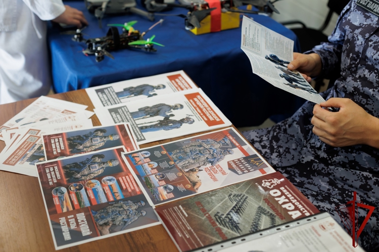 Росгвардейцы познакомили участников военно‑патриотических сборов «Алыптар» со своими профессиями