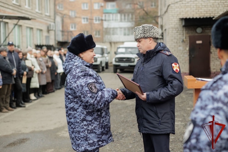 В Хакасии сотрудникам вневедомственной охраны Росгвардии вручены региональные и ведомственные награды